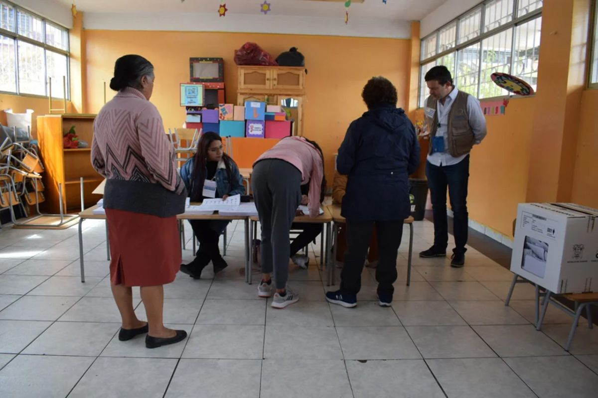 Ecuador elige presidente en una jornada marcada por la seguridad y la crisis económica