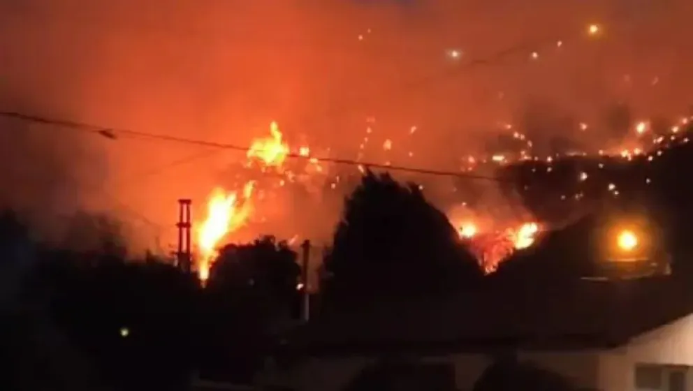 Alarma en Bariloche: el incendio llegó a la zona urbana y puso en riesgo varias viviendas
