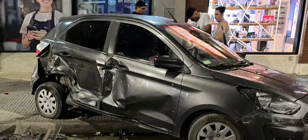 Esquel: perdió el control de su camioneta por el asfalto mojado y chocó dos autos estacionados
