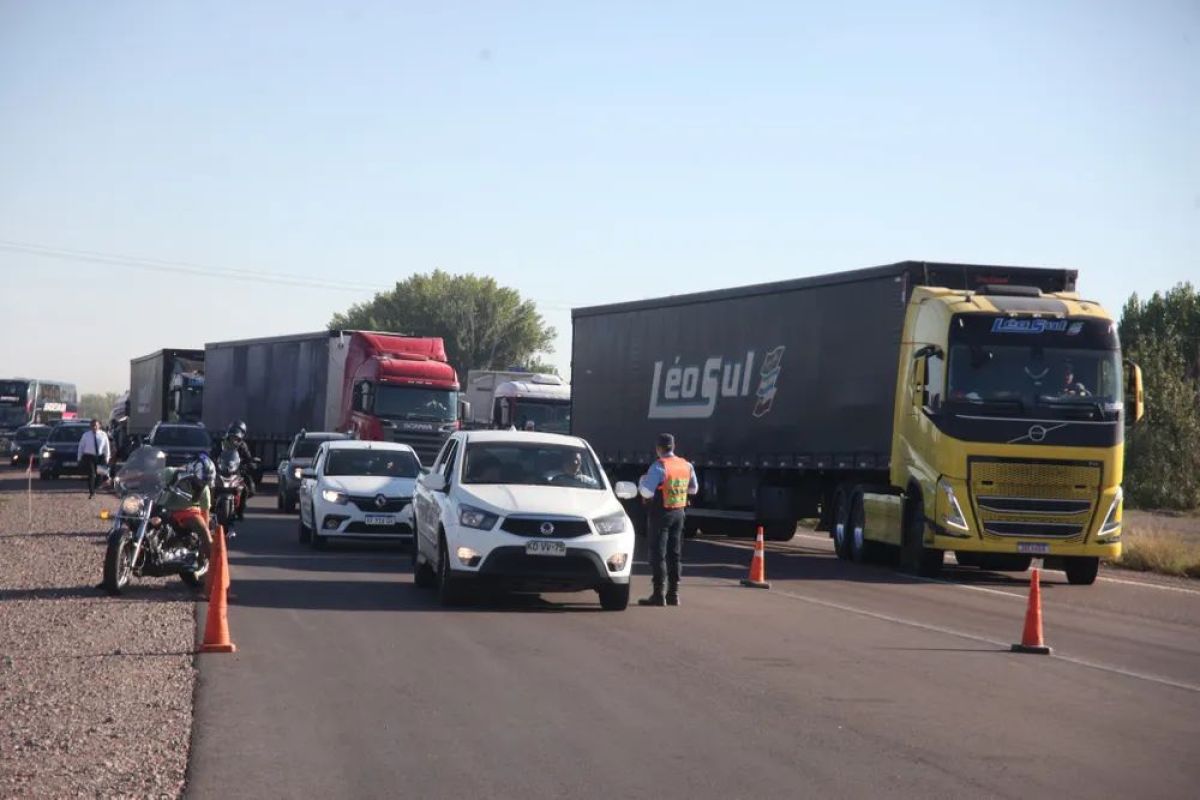 Paso Cristo Redentor: El alud en la Ruta 7 obligó al corte del tránsito hacia Chile 