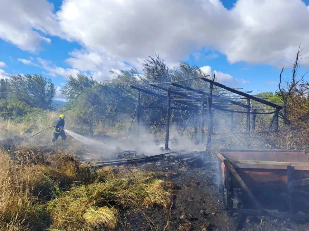 Incendio en Trevelin destruye galpón de productor hortícola: hallan indicios de incendio intencional