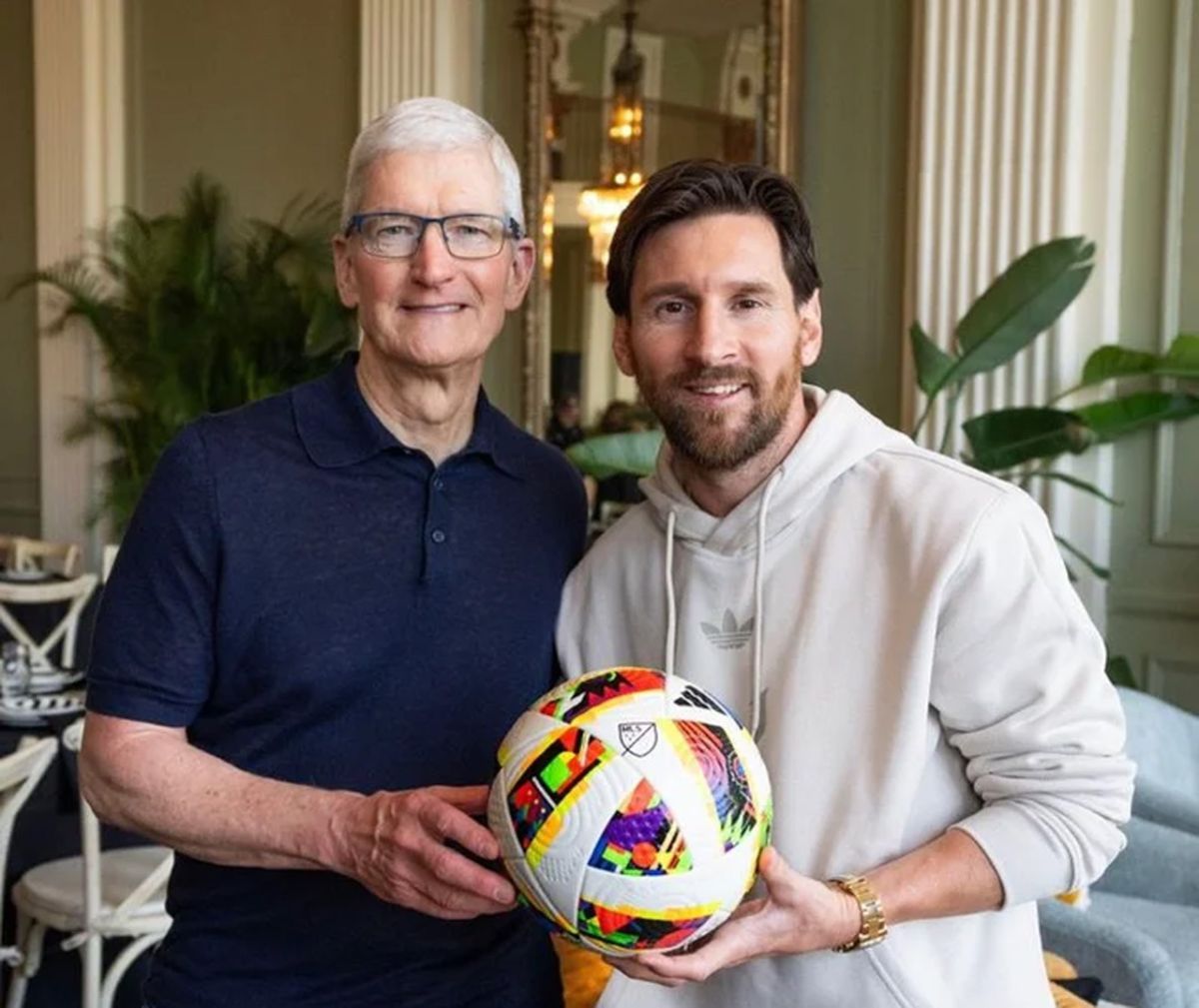Messi se fotografió con Tim Cook, el CEO de Apple en el Super Bowl y reveló el regreso de la MLS