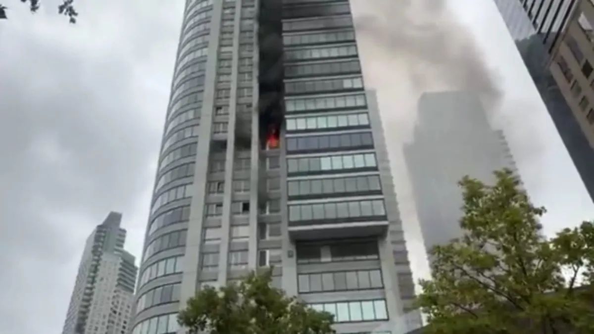 Incendio en una torre de Puerto Madero deja más de 100 evacuados