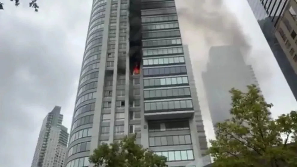 Incendio en una torre de Puerto Madero deja más de 100 evacuados