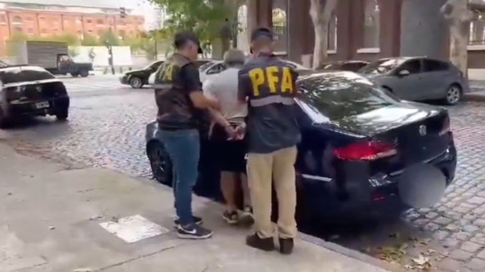 La Policía Federal Argentina detuvo a un prófugo acusado de abusar sexualmente de sus dos nietas