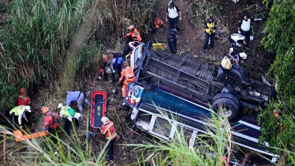 Tragedia en Guatemala: un autobús cayó desde un puente y dejó más de 50 muertos