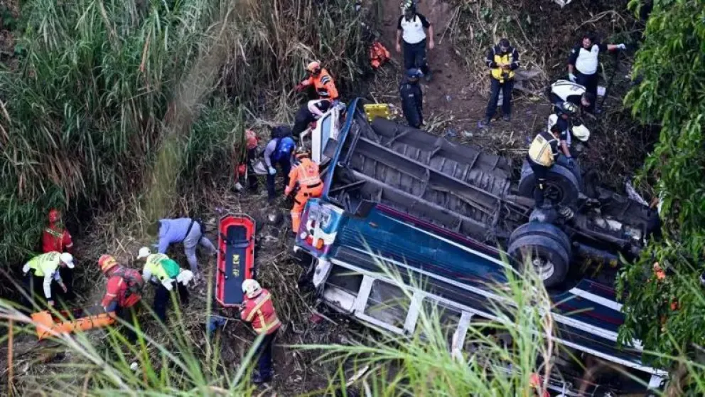 Tragedia en Guatemala: un autobús cayó desde un puente y dejó más de 50 muertos