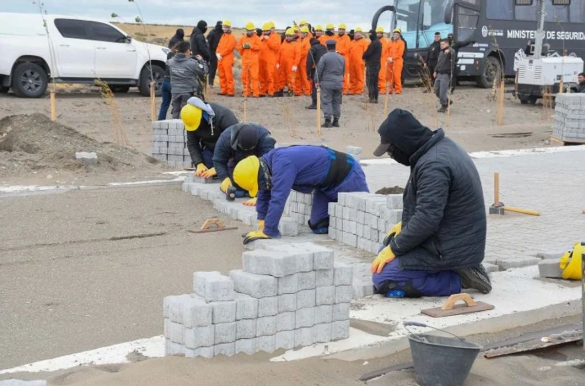 Santa Cruz: presos realizan tareas en obras públicas como parte de un nuevo programa de reinserción
