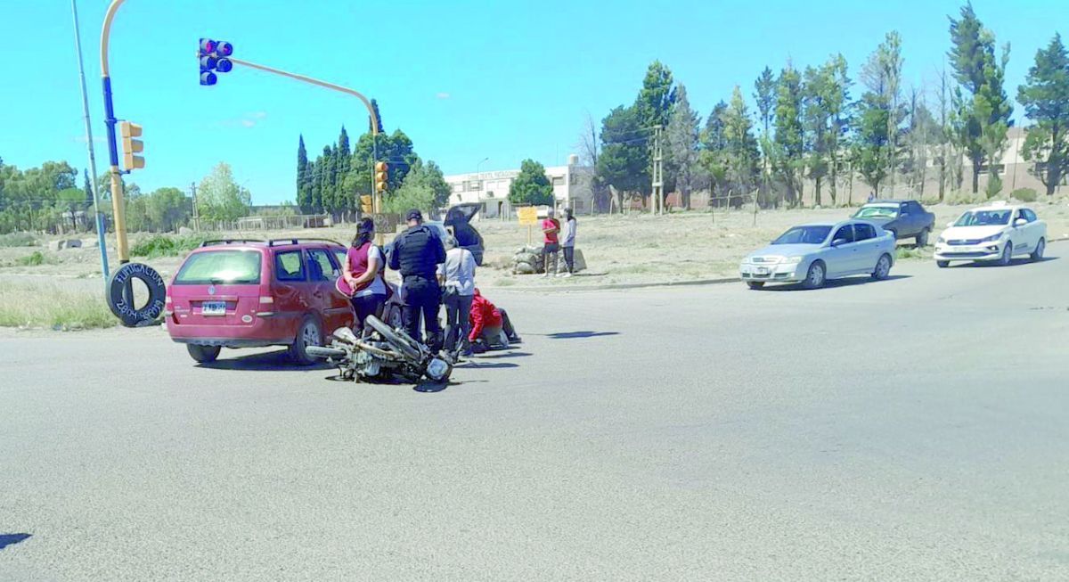 Motociclista grave tras violento choque con auto en acceso a Trelew