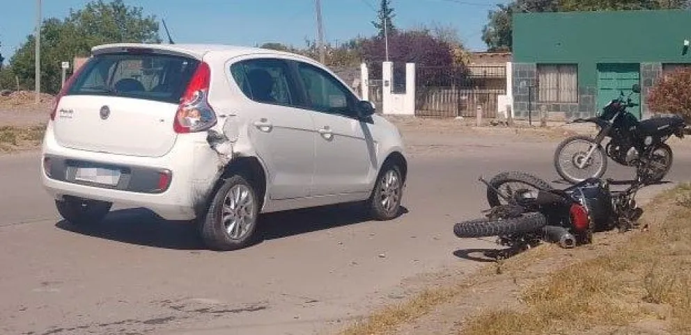 Trelew: iba en moto, quiso escapar de un control y terminó chocando