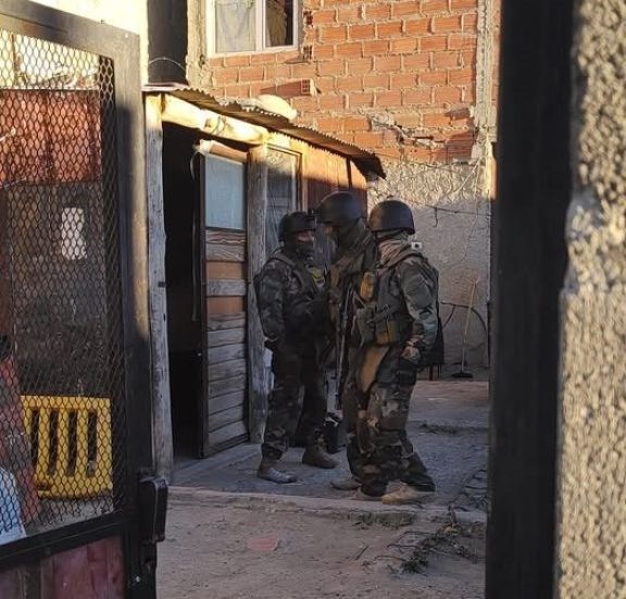 Operativo "Zona Alta" en Comodoro: cinco allanamientos y secuestro de drogas, armas y dinero"