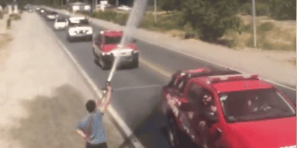 Video: Emotivo adiós a los bomberos voluntarios que combatieron el fuego en El Bolsón