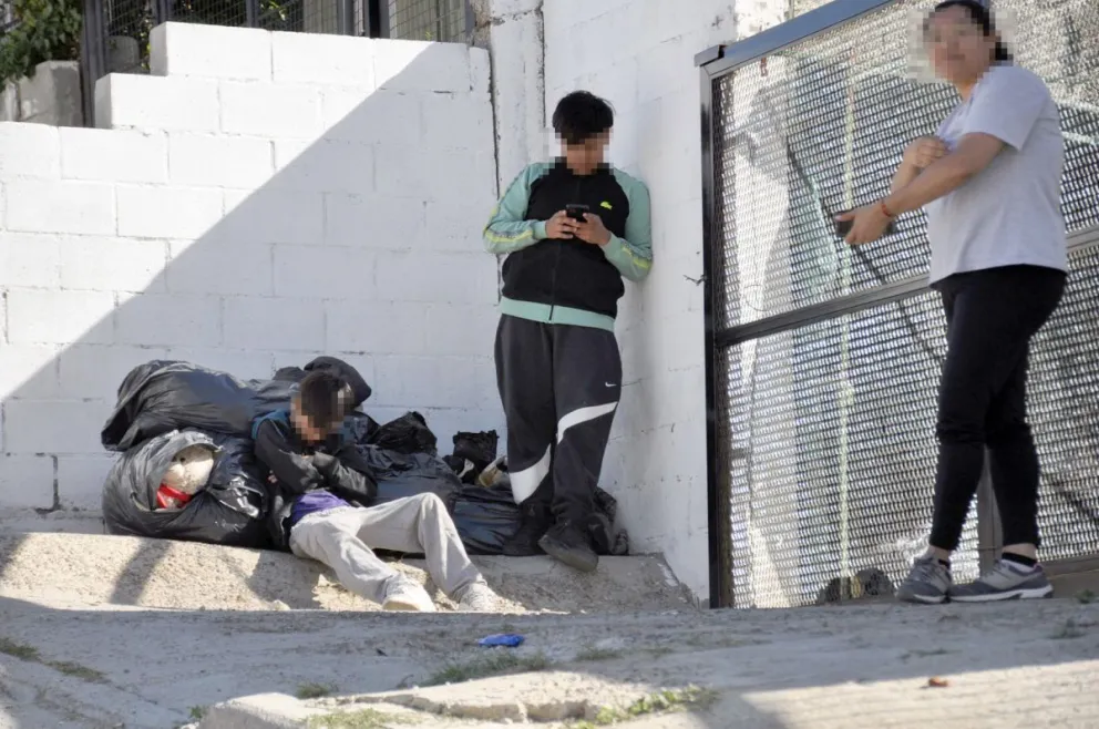 Usurparon casa: por el momento los “okupas” están en el interior, bajo custodia policial, y los despojados en la vereda esperando una resolución judicial