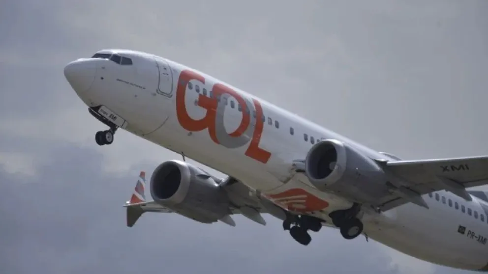 Un avión chocó contra un auto durante su despegue en Río de Janeiro