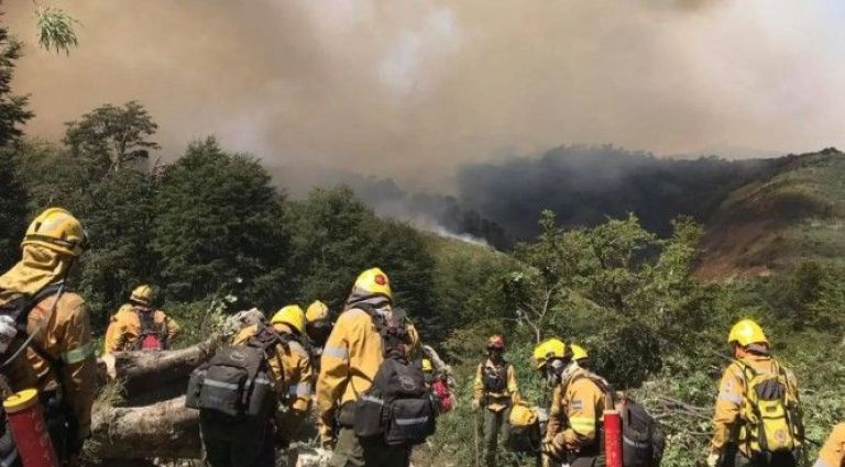 Neuquén: el incendio en Valle Magdalena ya arrasó una superficie mayor a la Ciudad de Buenos Aires