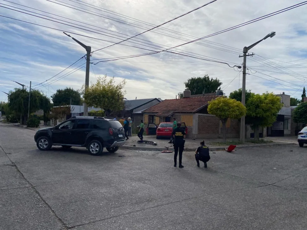 Fuerte choque en Trelew: un auto se incrustó en una casa y hubo dos heridos