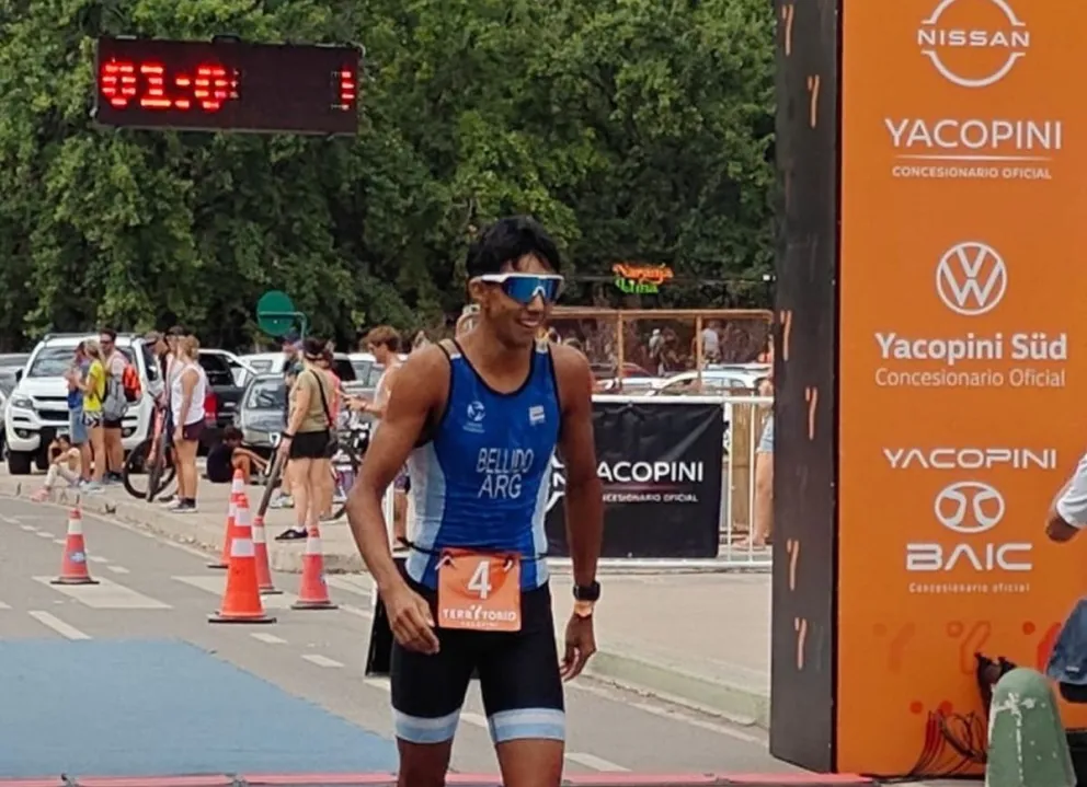 Matías Bellido en lo más alto del podio en la 39º edición del Triatlón Internacional Vendimia