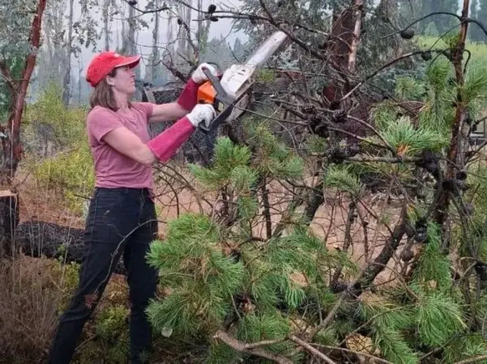 Es brigadista en los incendios de El Bolsón y relata cómo es estar cara a cara con el fuego: “Hace 15 días que no dormimos”