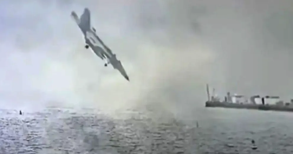 Un caza F-18 de EE.UU. se estrelló en el océano frente a San Diego