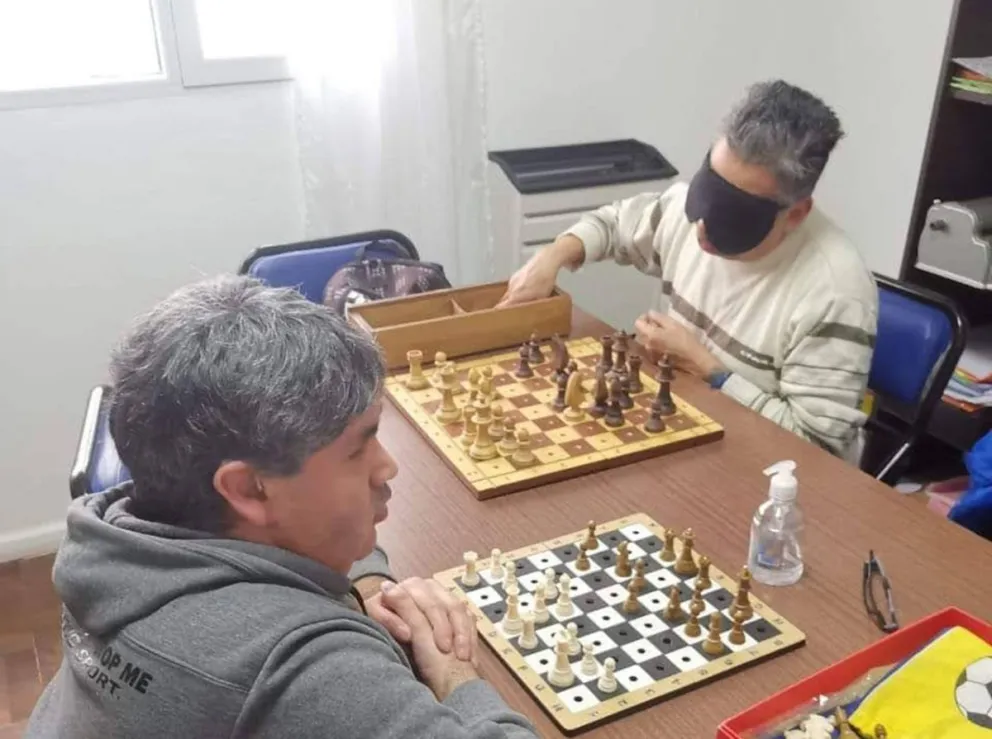 Juan Carlos Mendoza, el “profe” que se quedó ciego y siguió enseñando ajedrez