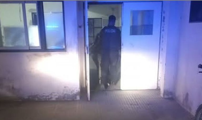 Intentó robar materiales de construcción, pero quedó atrapado y lo detuvieron