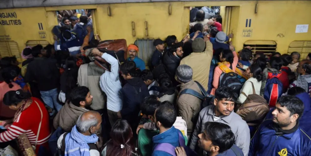 Estampida mortal en una estación de tren de Nueva Delhi: al menos 18 muertos y 25 heridos