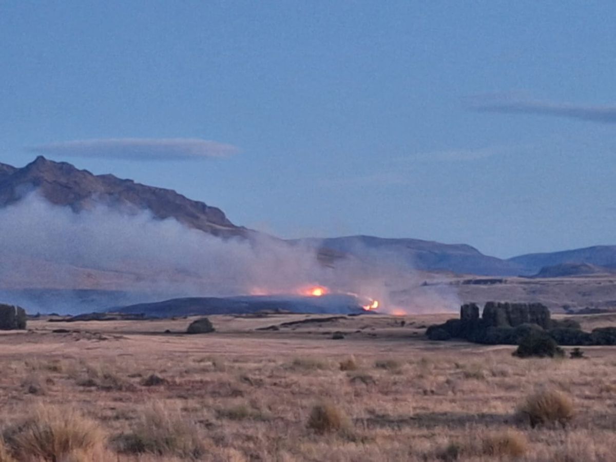 Provincia activó un fuerte operativo para controlar incendio forestal en la zona de Trevelin