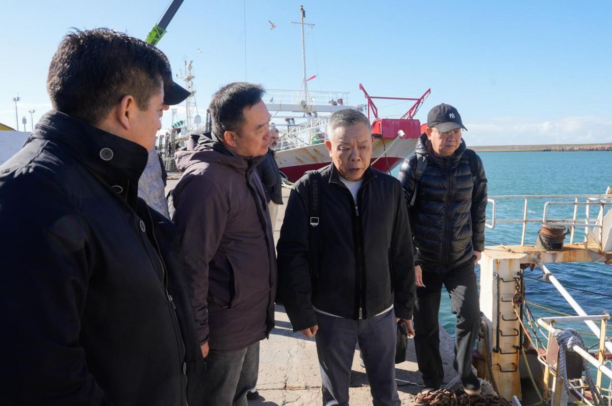 Vidal recorrió Puerto Deseado con empresarios chinos para impulsar inversiones en la industria pesquera y manufacturera
