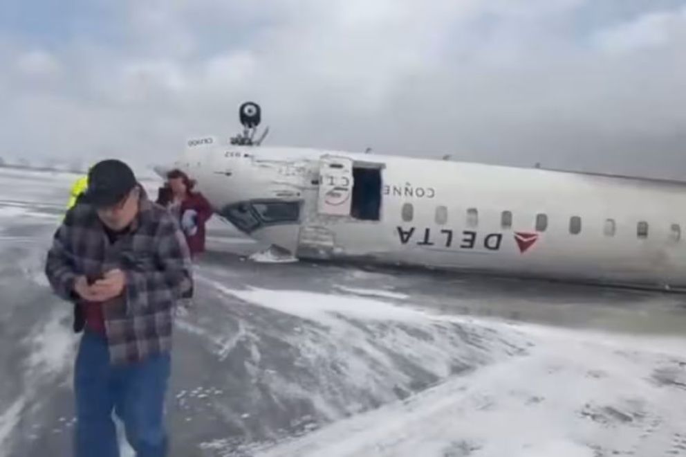 Un avión de pasajeros se estrelló y quedó dado vuelta al intentar aterrizar en un aeropuerto de Canadá