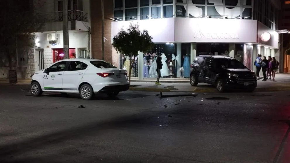 Fuerte choque en pleno centro de Trelew: dos lesionados