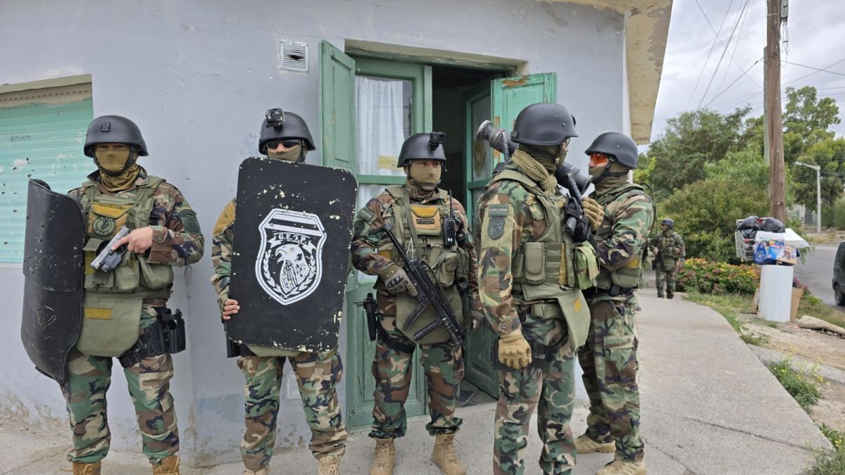 A pocas horas de un violento robo en Trelew, la Policía del Chubut detuvo a uno de los delincuentes tras una serie de allanamientos