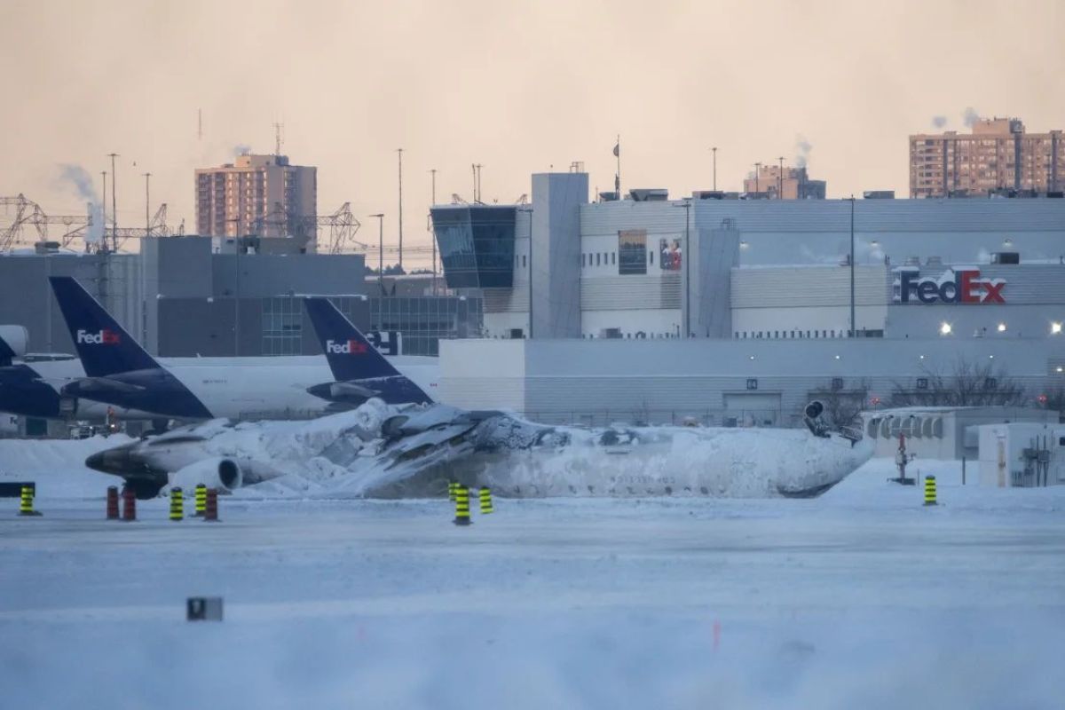 Siguen los accidentes aéreos: Un avión se prendió fuego mientras aterrizaba en Toronto