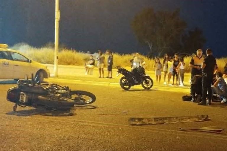 Motociclista hospitalizado tras chocar contra un auto en Puerto Madryn