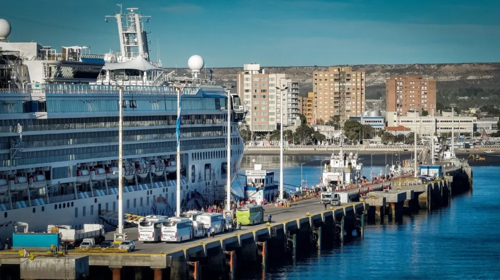 Cruceros en Chubut: el Norwegian Star arribó a Puerto Madryn en su quinta visita de la temporada