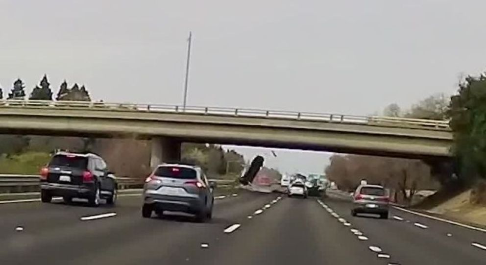 Vídeo: Un auto cae de un puente en California y se estrella contra el pavimento