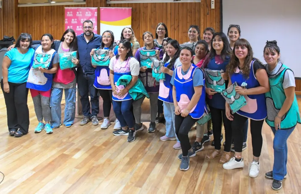 Taccetta entregó guardapolvos a personal de jardines maternales de Esquel