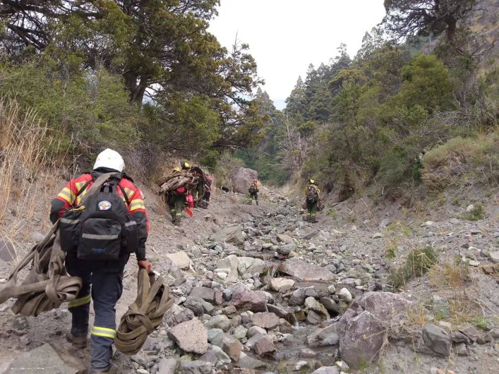 Cerca de 100 personas y medios aéreos intervienen en el operativo para sofocar el incendio forestal en la zona de Trevelin 