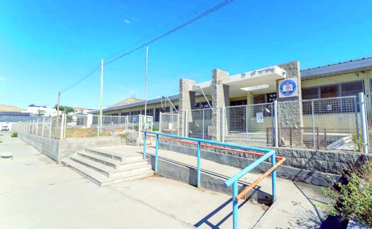 Estudiantes del Colegio Biología Marina regresan a su edificio de KM 3