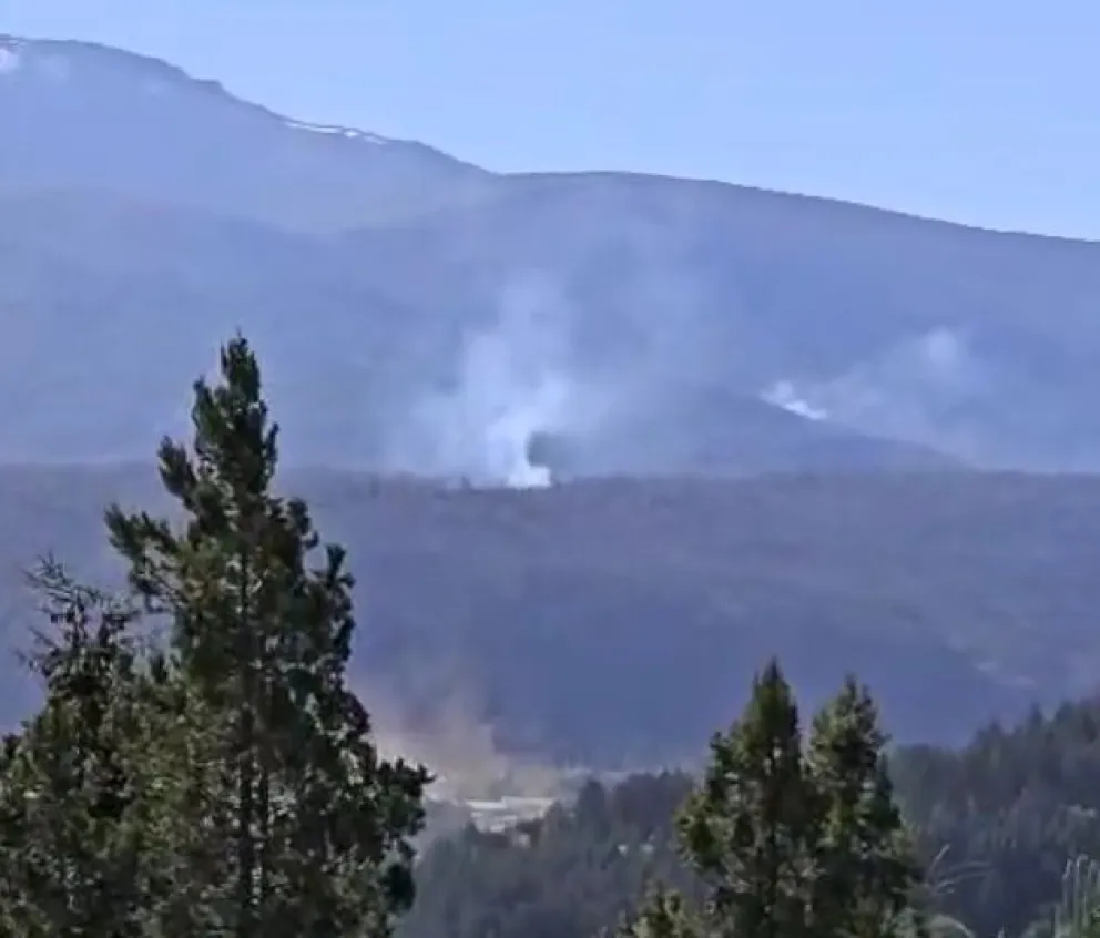 Dos focos de incendio se reactivaron en la zona del Cerro Hielo Azul 