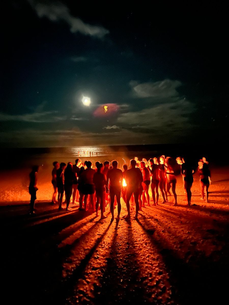 Guardavidas celebraron su día con un emotivo ritual de antorchas en la playa