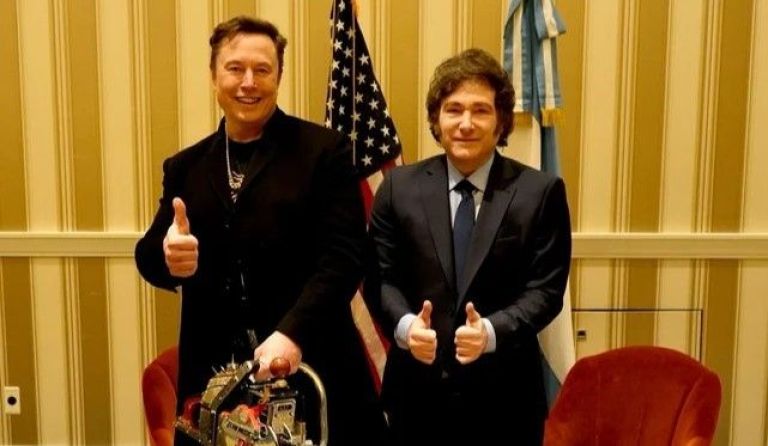 Washington: Javier Milei se encontró con Elon Musk y le regaló una motosierra