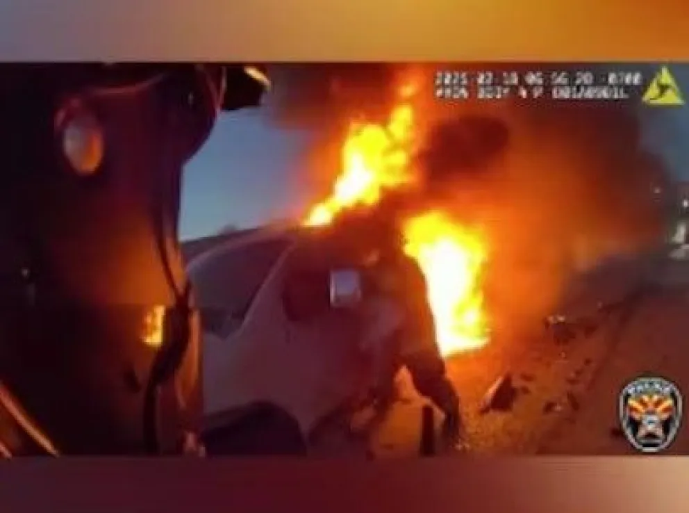 Impresionante rescate a una mujer atrapada en un coche en llamas en Arizona