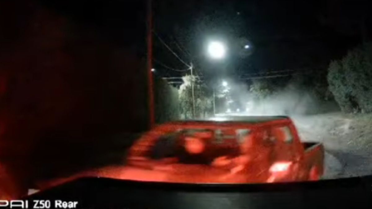 Chocó una camioneta: se dio a la fuga y quedó en video