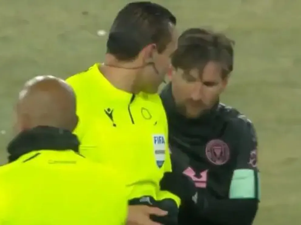 Un árbitro mexicano fue sancionado por pedirle un autógrafo a Messi