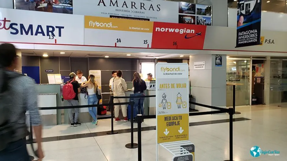 Pasajeros aéreos denuncian que les vaciaron y destrozaron valijas