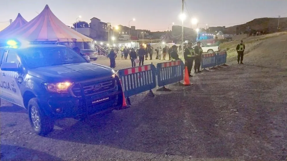 Detienen a dos hombres por disturbios y resistencia a la autoridad durante la fiesta del Penacho Amarillo en Deseado