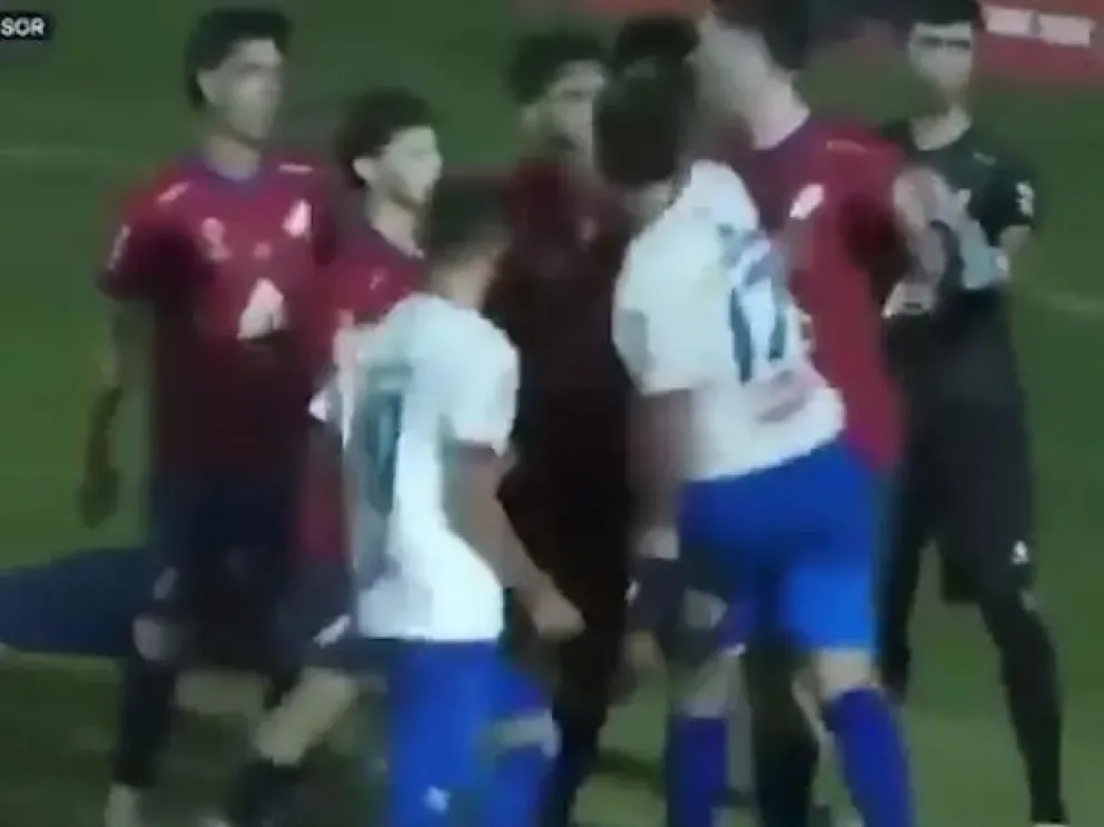 Fútbol violento en Uruguay: un jugador noqueó a otro de una trompada