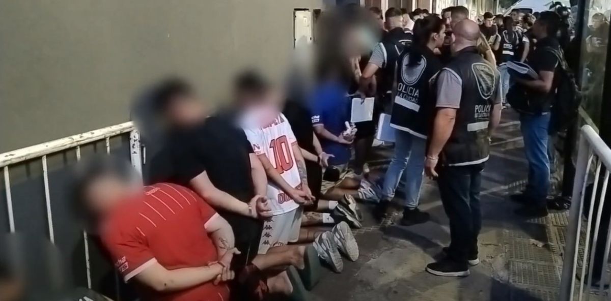 Sancionaron a hinchas de Huracán por disturbios previos al clásico