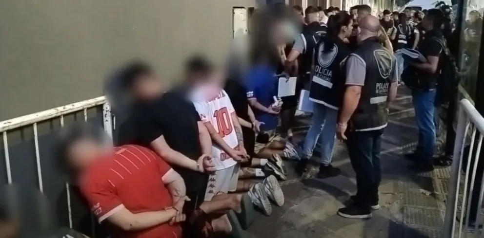 Sancionaron a hinchas de Huracán por disturbios previos al clásico