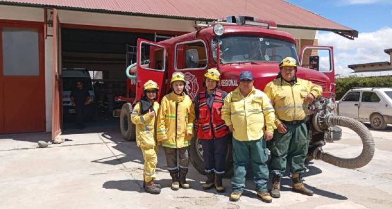 Bomberos de El Maitén piden ayuda a la comunidad para renovar su antiguo camión de 1964